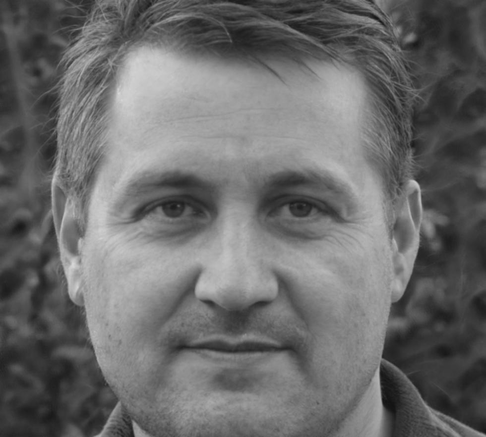 Portrait de Marc Dubois, directeur général satisfait de nos services d'optimisation fiscale